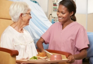 asistente geriátrico que hace